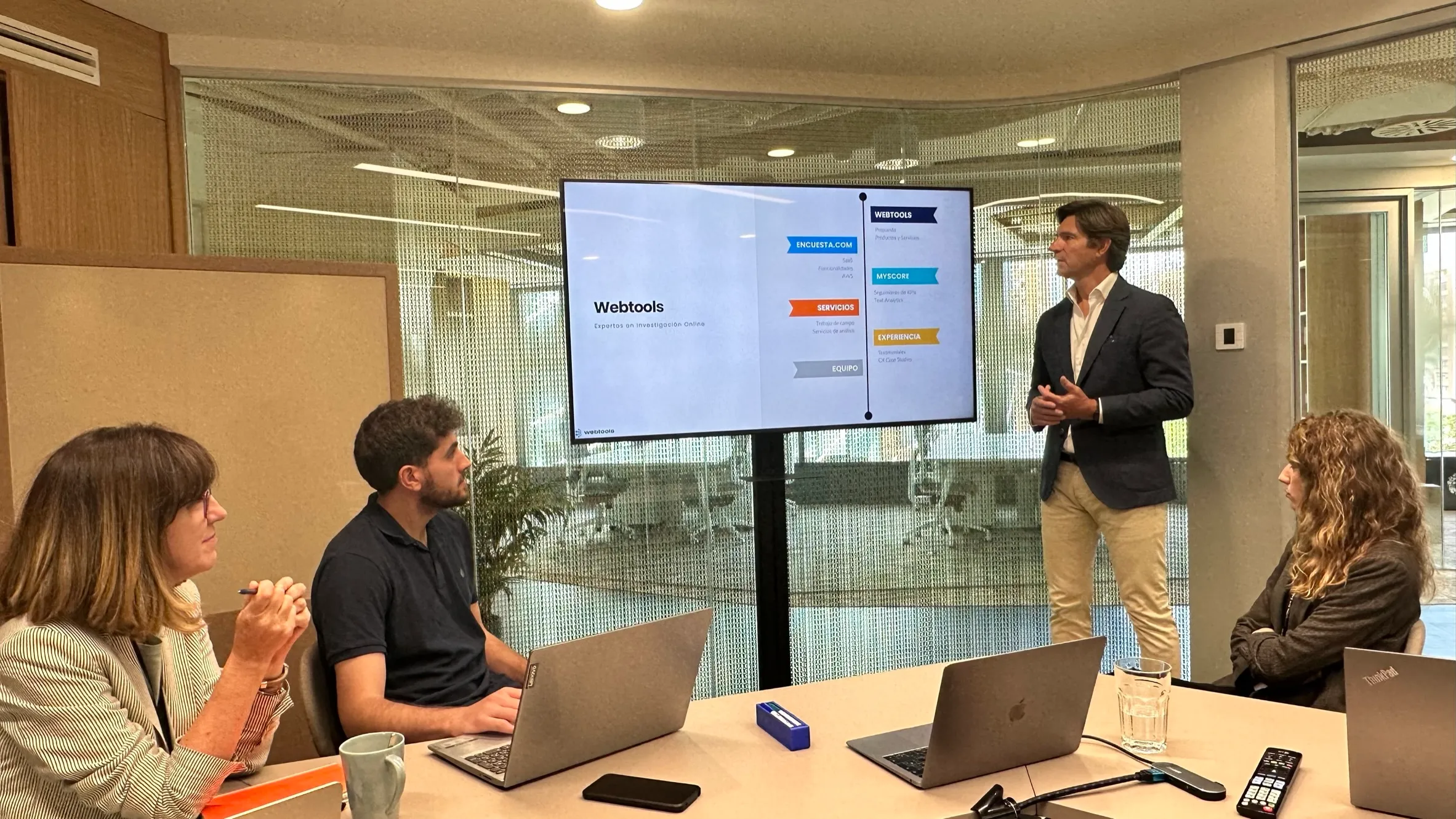 Equipo de Webtools en una reunión
