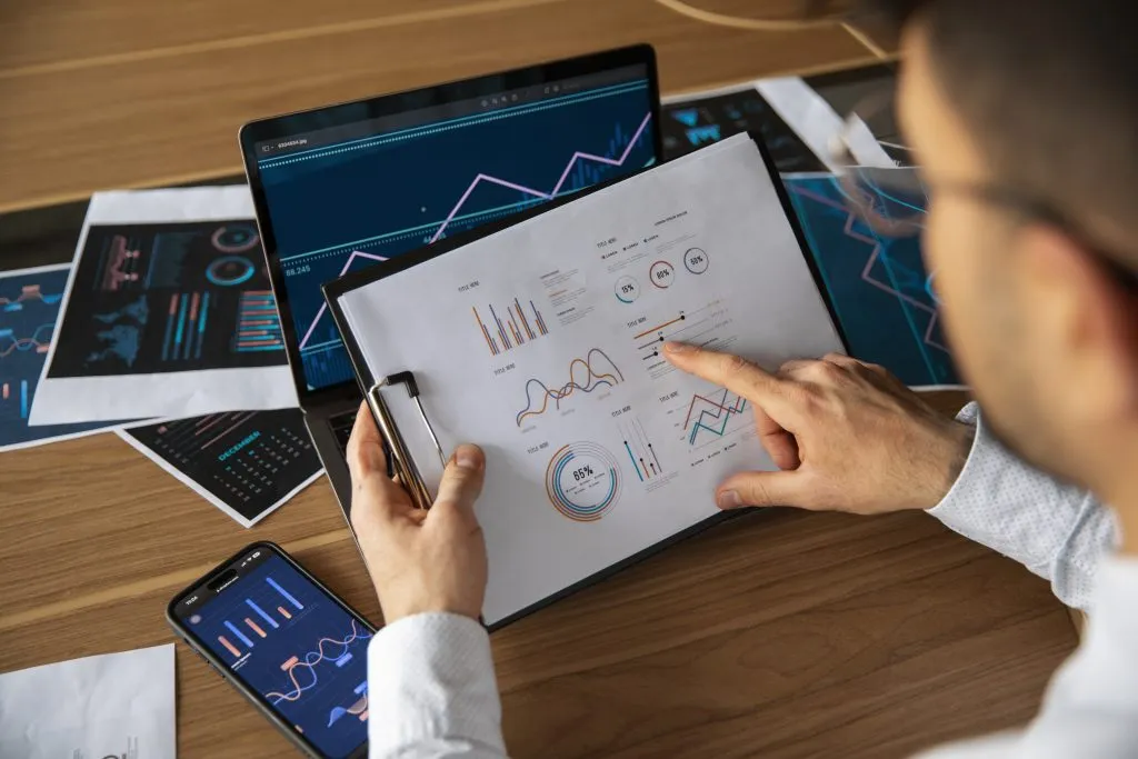 Profesionales analizando gráficos de datos en una oficina