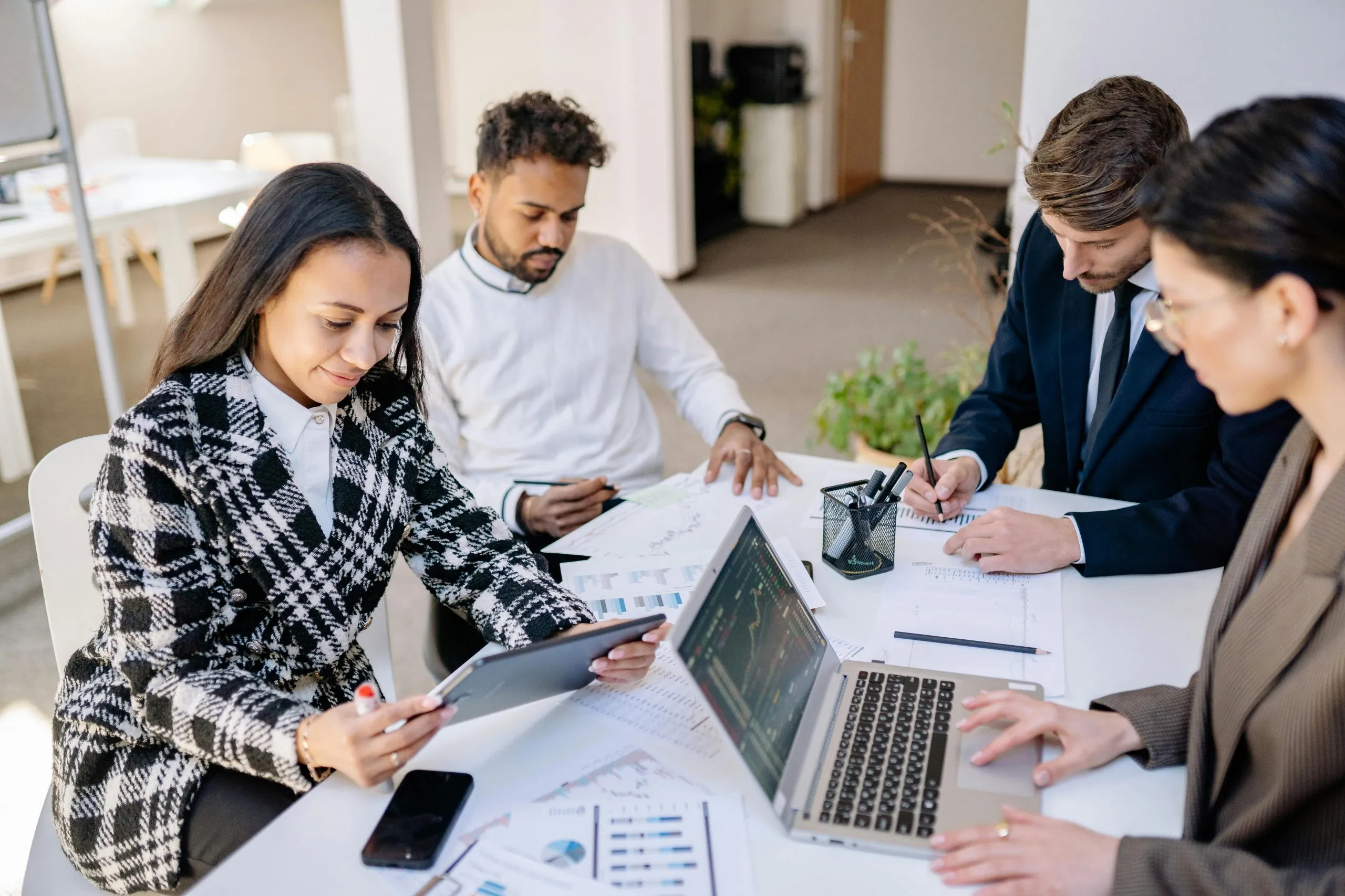 Equipo de trabajo gestionando la reputación online de una marca
