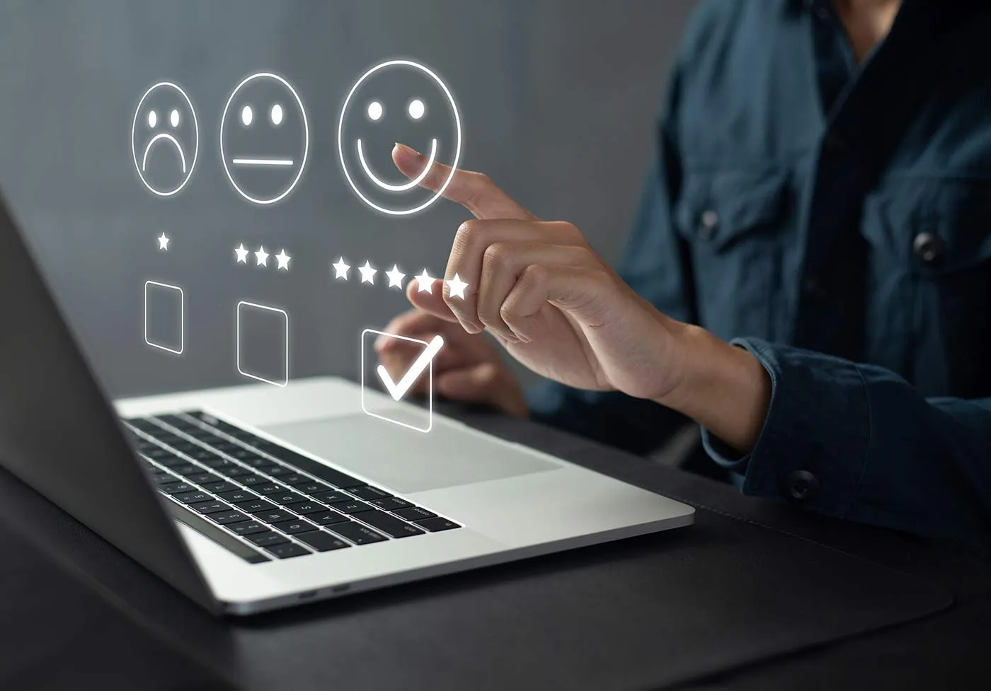 Equipo integrando encuestas en web