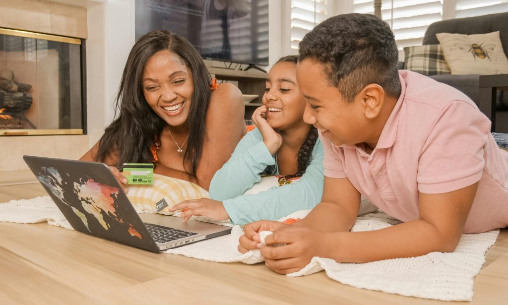 Familia feliz con opinión de buena reputación online de una empresa.